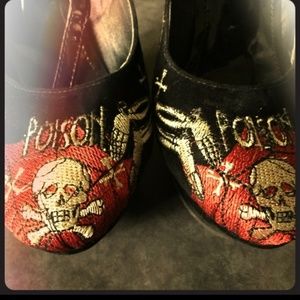 Too fast Poison Skull Suede Wedges